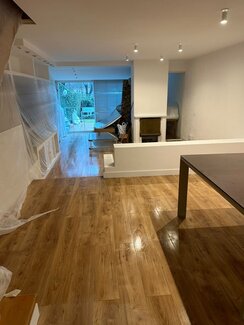 Techo con pladur y suelo laminado de tarima flotante