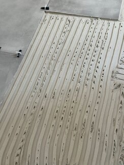 Colocación formato grande suelo llana de dientes