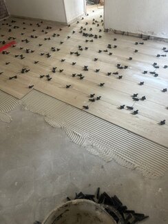 Colocación de suelo con llana de dientes de calidad