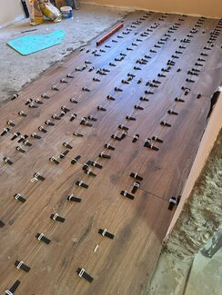 Colocación suelo porcelanoico de con llana de dientes