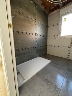 Azulejo grande en obra con separadores